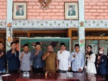 Pelaksana Tugas Dekan FAUD IAIN Madura Menyerahkan Secara Resmi Peserta KPM 2022 ke Camat Pakong