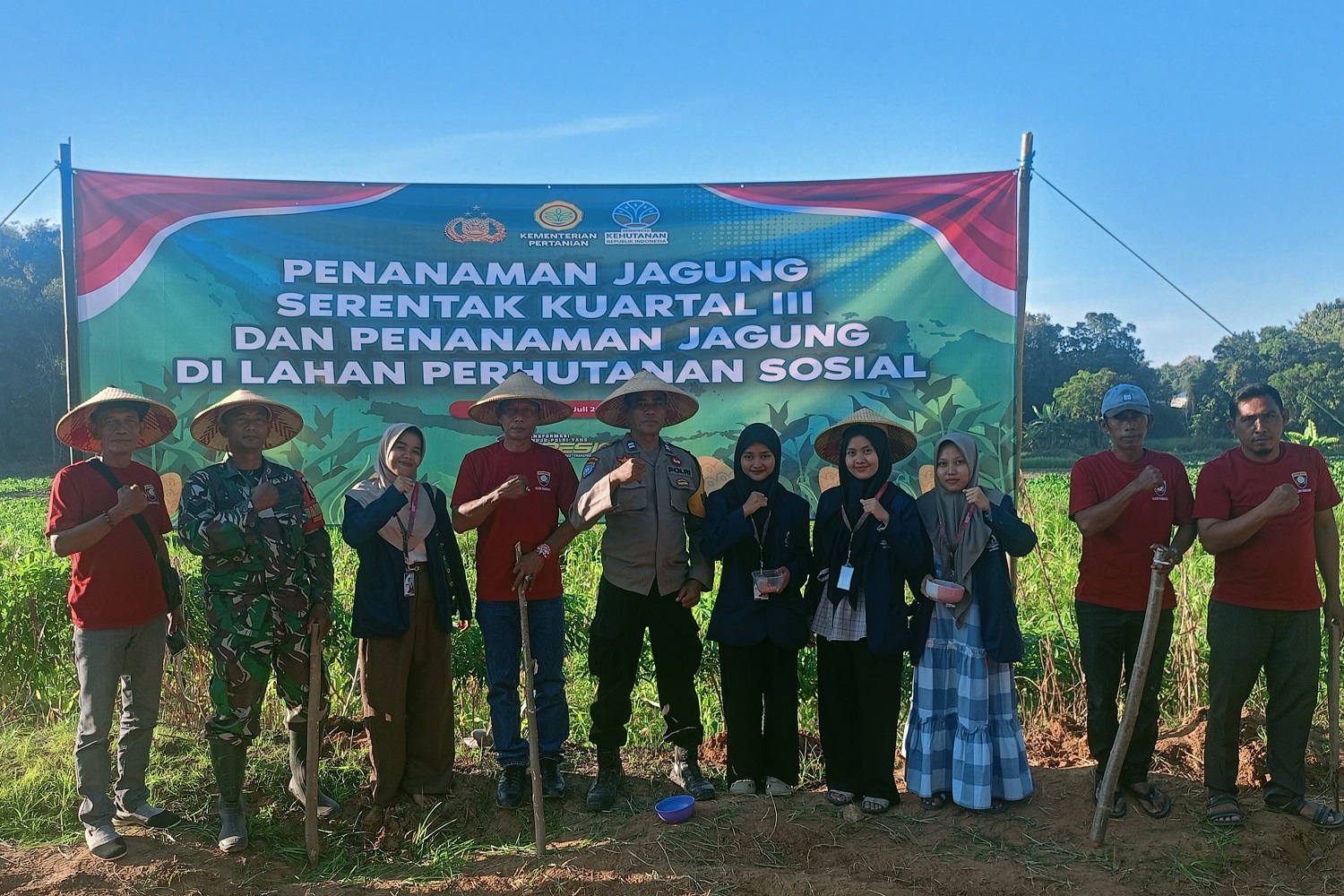 Mahasiswa KKN FAUD UIN Madura Posko 5 Desa Durbuk Ikut Sukseskan Program Nasional Penanaman Jagung Serentak
