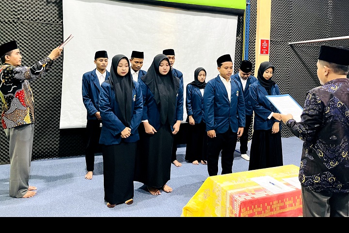 Dekan Lantik Pengurus Oganisasi Kemahasiswaan FAUD IAIN Madura 2025-2026: Semangat Baru untuk Kemajuan Organisasi Kemahasiswaan